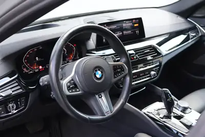 BMW 530i xDrive Luxury Line — Break élégant, traction intégrale, équipement premium — intérieur