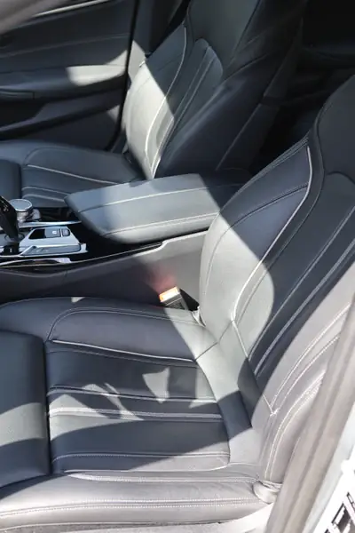 BMW 530i xDrive Luxury Line — Break élégant, traction intégrale, équipement premium — Miniature 12
