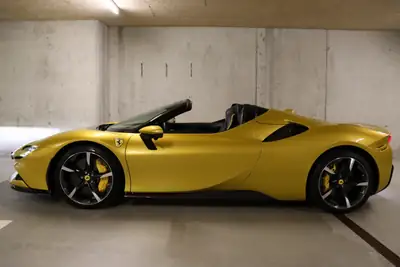 Ferrari SF90 Spider 2026 — Hypercar cabriolet hybride rechargeable, 1000 ch, 2800 km seulement — côté