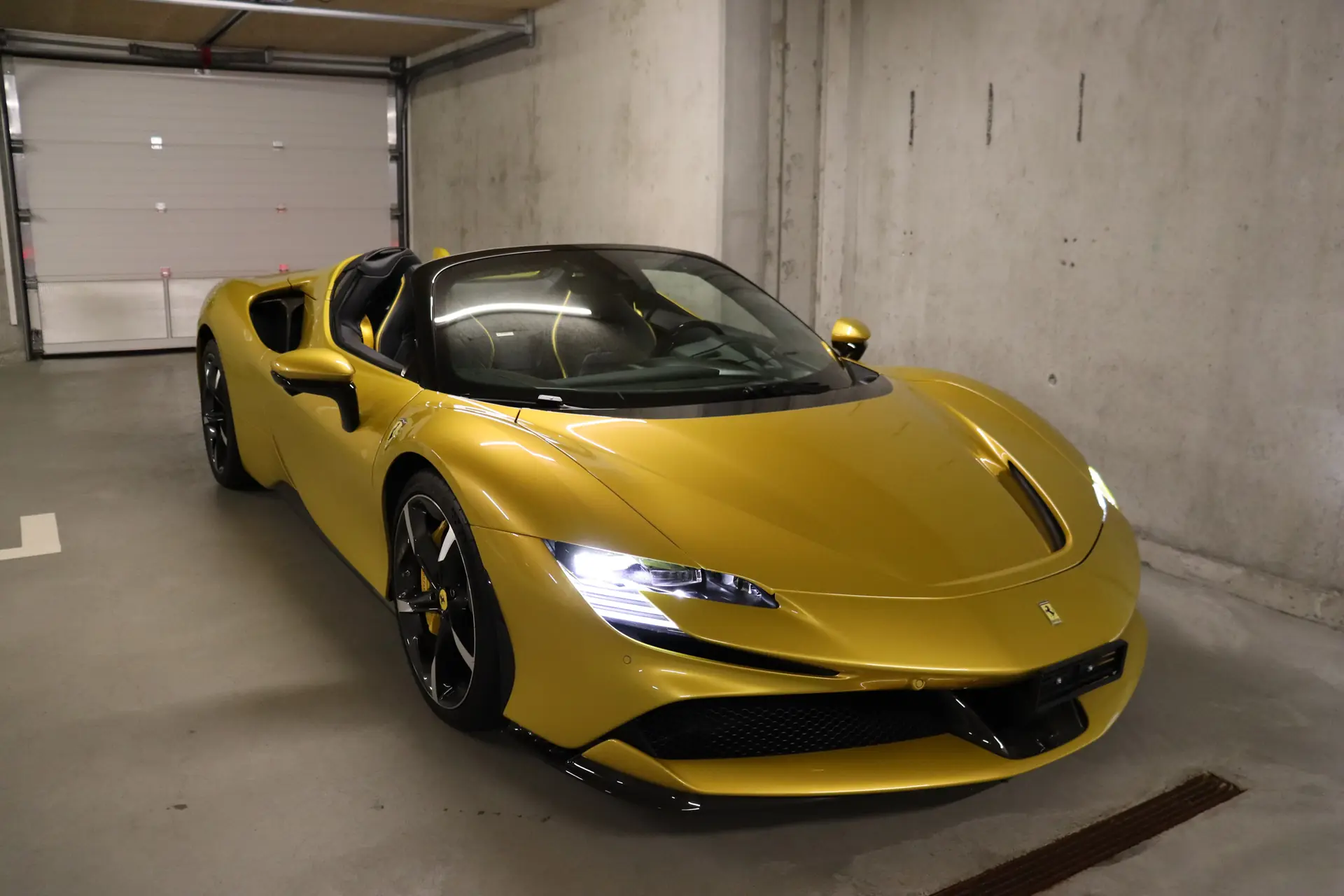Ferrari SF90 Spider 2026 — Hypercar cabriolet hybride rechargeable, 1000 ch, 2800 km seulement
