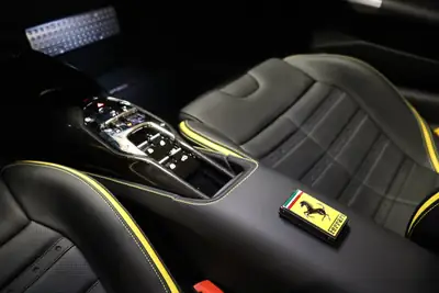 Ferrari SF90 Spider 2026 — Hypercar cabriolet hybride rechargeable, 1000 ch, 2800 km seulement — détail