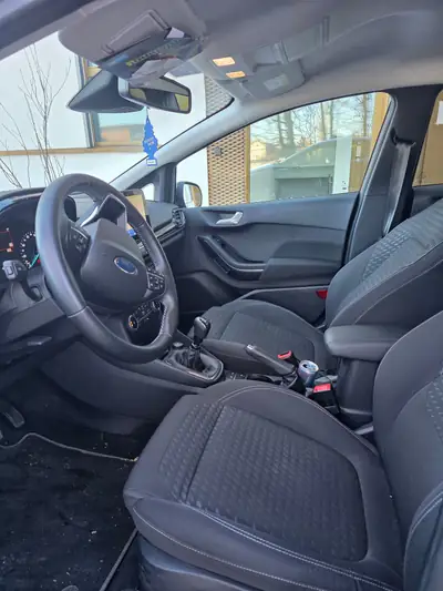 Ford Fiesta 1.0 EcoBoost 100 Titanium — Citadine dynamique, entretien récent et MFK prolongé — intérieur
