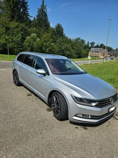 VW Passat 2.0 TSI Highline — Break premium, 220 PS, technologie Matrix LED et caméra 360° — vista posteriore