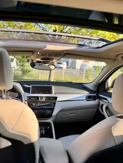 BMW X2 20i sDrive — SUV compacte dynamique, 44 000 km, assistant de stationnement — arrière