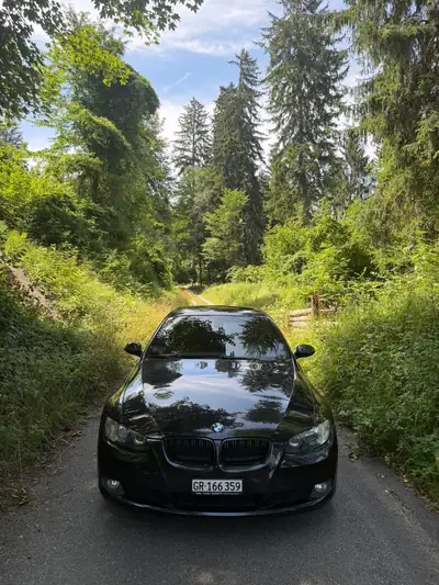 BMW 325i Cabriolet 2009 — Élégance décapotable, 218 ch dynamiques — côté