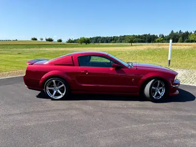 Ford Mustang GT 2006 — Coupé sportif mythique, 301 ch et seulement 50'000 km — side view