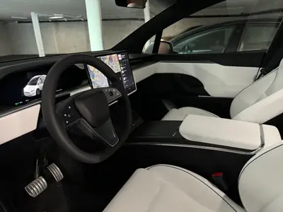 Tesla Model X Plaid — 1020 ch, accélération 2.6s, 6 places, état impeccable — fianco
