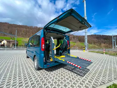 Renault Trafic Diesel 145 ch — Fourgon utilitaire avec lève-fauteuil RICON, entretien complet — fianco