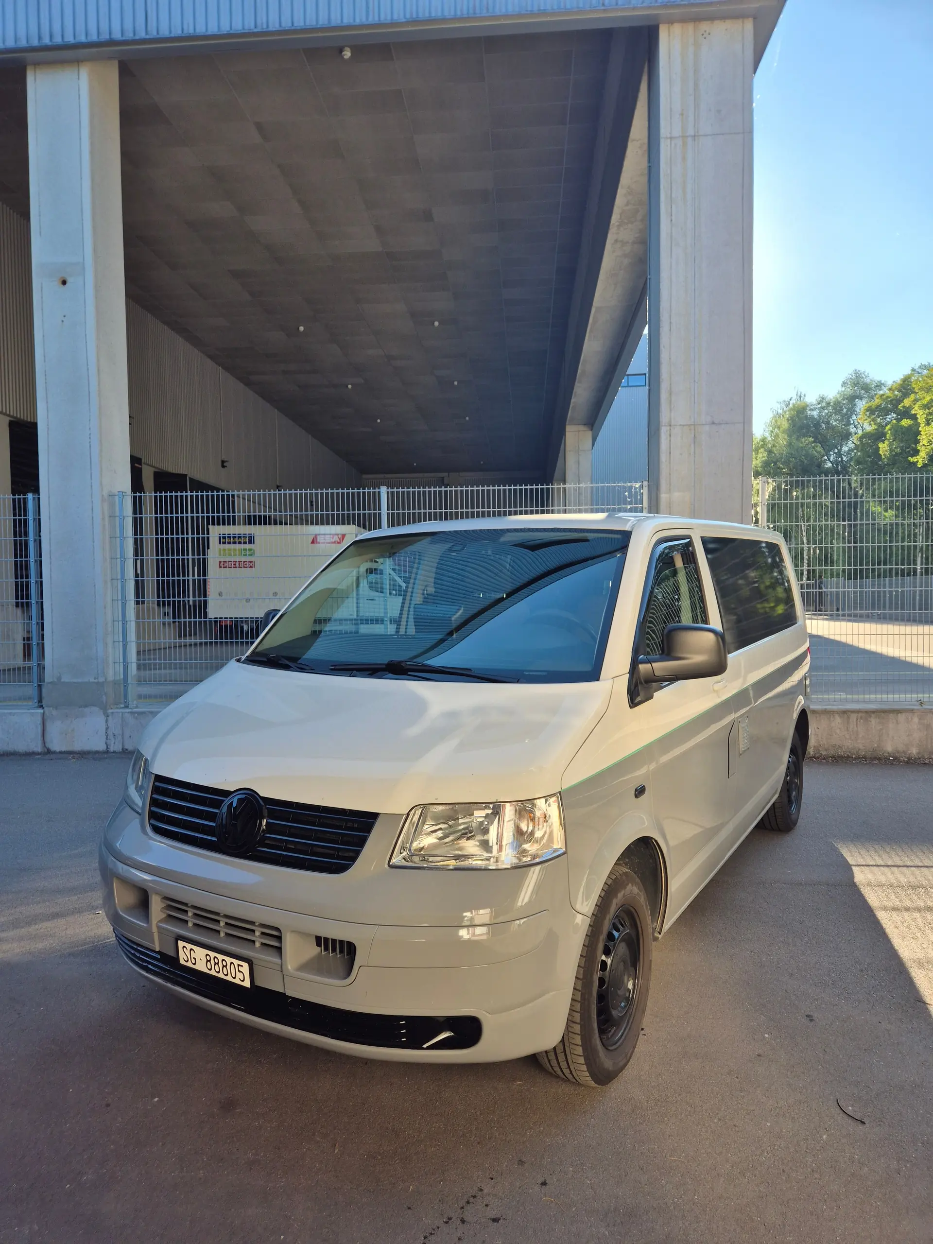 VW T5 1.9 TDI 84 — Utilitaire polyvalent à configuration flexible, 152'000 km — Außenansicht