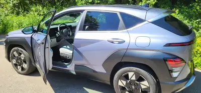 Hyundai Kona 1.6 T-GDi Vertex 4WD — Compact robuste à peine roulé, équipé intégralement — Seitenansicht