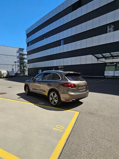 Porsche Cayenne 3.0 V6 TDI — SUV Premium diesel, tout-terrain performant — rear view