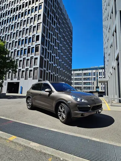 Porsche Cayenne 3.0 V6 TDI — SUV Premium diesel, tout-terrain performant — side view
