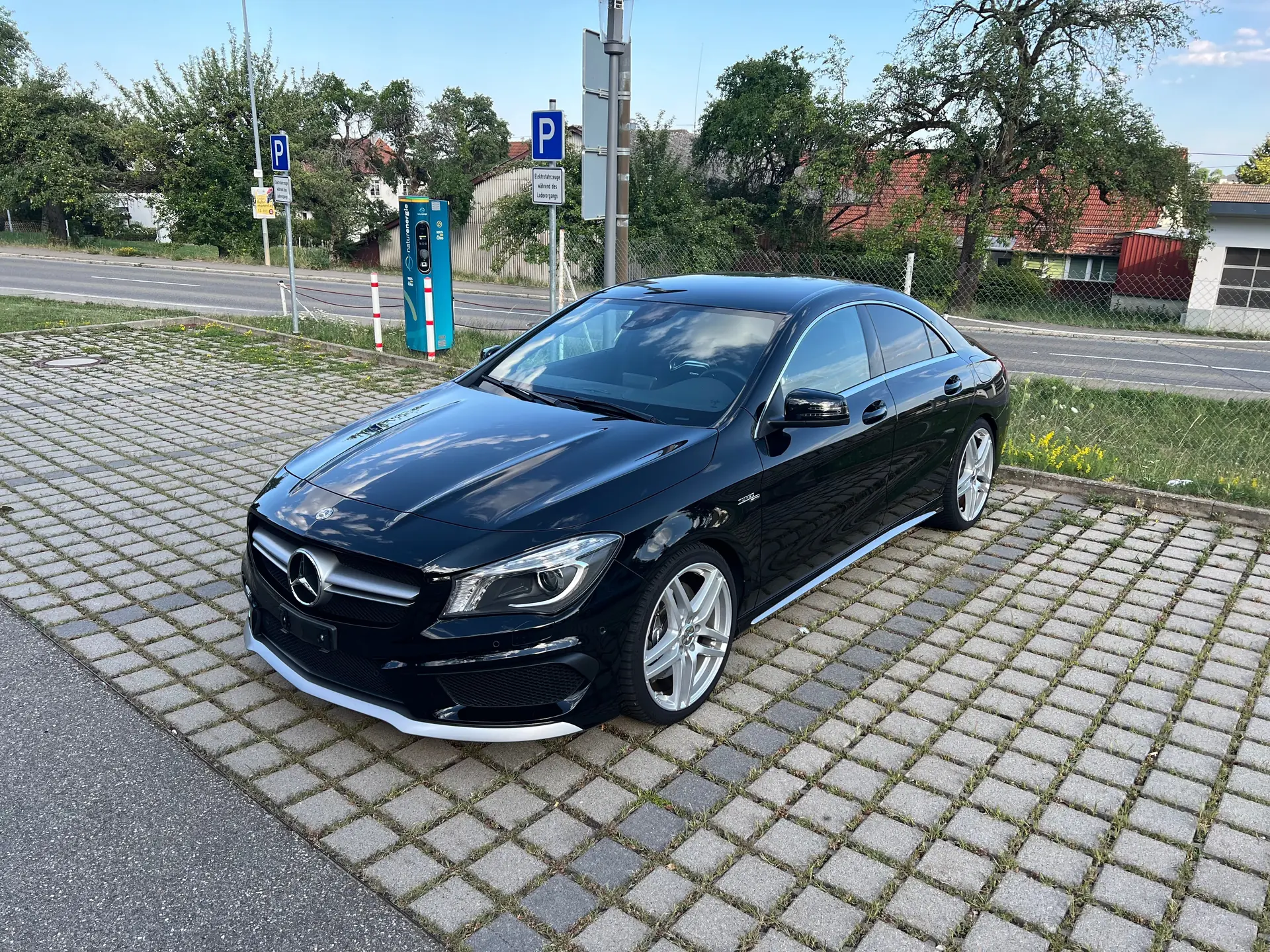 Mercedes-AMG CLA 45 — Performance sportive et confort premium, exemplaire impeccable — vue extérieure