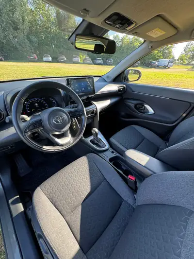 Toyota Yaris Cross 1.5 VVT-i HSD — SUV compact hybride, 31'000 km seulement — côté