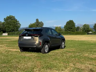 Toyota Yaris Cross 1.5 VVT-i HSD — SUV compact hybride, 31'000 km seulement — tableau de bord