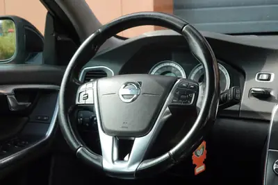Volvo V60 D4 AWD — Berline élégante, moteur diesel performant, traction intégrale — Miniatur 12