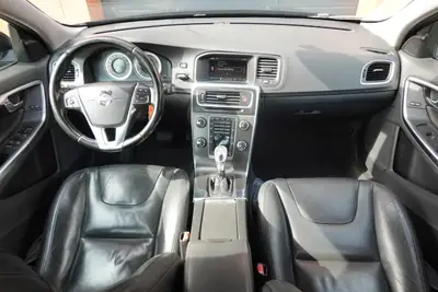 Volvo V60 D4 AWD — Berline élégante, moteur diesel performant, traction intégrale — Miniatur 11