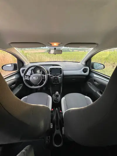 Toyota Aygo 1.0 VVT-i Trend 2020 — Citadine fiable avec 4 pneus hiver inclus — intérieur
