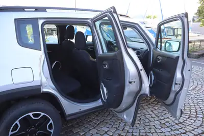 Jeep Renegade 2.0 CRD 120 Swiss Edition AWD — Compact robuste avec moteur diesel économe — tableau de bord