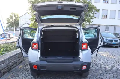 Jeep Renegade 2.0 CRD 120 Swiss Edition AWD — Compact robuste avec moteur diesel économe — détail
