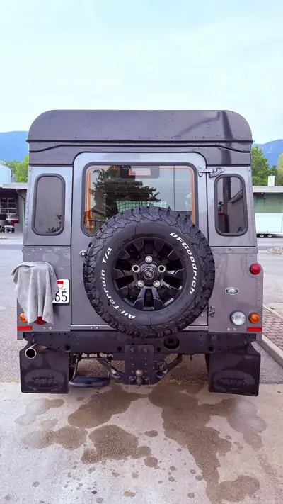 Land Rover Defender 110 2.2 TD4 Landmark — L'expédition prête à partir — côté