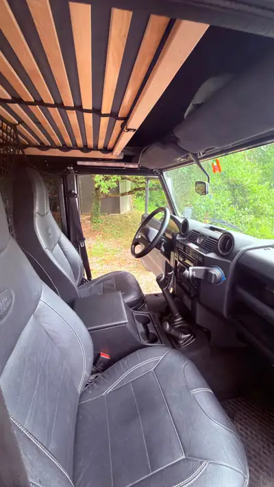 Land Rover Defender 110 2.2 TD4 Landmark — L'expédition prête à partir — détail