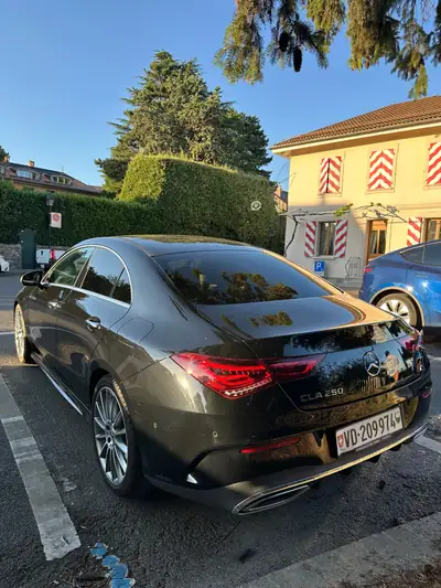 Mercedes-Benz CLA 250 AMG Line — Berline élégante, toit panoramique et technologie MULTIBEAM — Seitenansicht