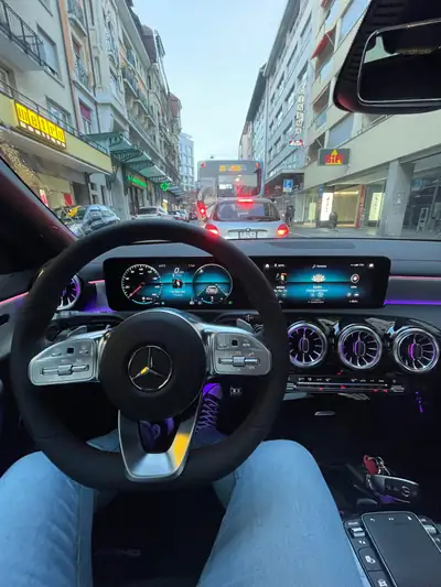 Mercedes-Benz CLA 250 AMG Line — Berline élégante, toit panoramique et technologie MULTIBEAM — Armaturenbrett