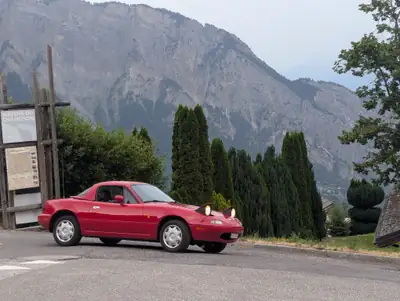 Mazda MX-5 1.6i-16V — Roadster culte des années 90, rouge vif et sensation pure — vue extérieure