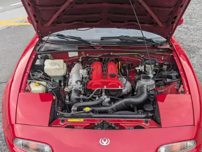 Mazda MX-5 1.6i-16V — Roadster culte des années 90, rouge vif et sensation pure — arrière