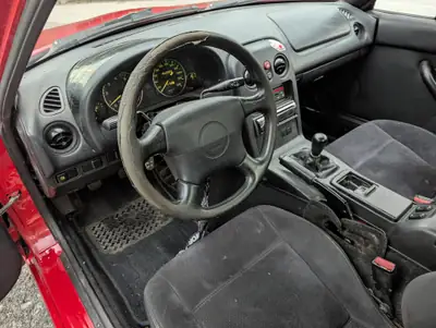 Mazda MX-5 1.6i-16V — Roadster culte des années 90, rouge vif et sensation pure — tableau de bord