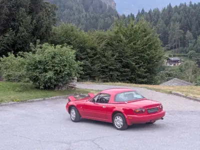 Mazda MX-5 1.6i-16V — Roadster culte des années 90, rouge vif et sensation pure — intérieur