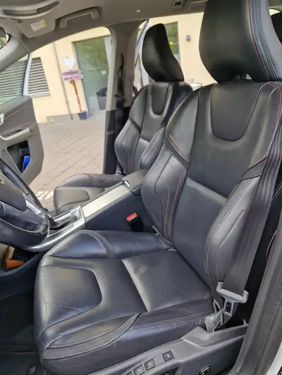 Volvo XC60 2.4 D4 Ocean Race AWD — SUV premium diesel, sans accident, équipement complet — intérieur