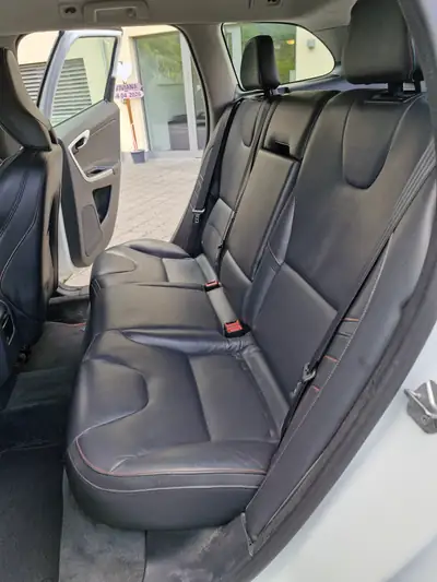 Volvo XC60 2.4 D4 Ocean Race AWD — SUV premium diesel, sans accident, équipement complet — détail