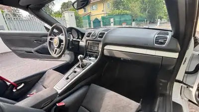 Porsche 718 Boxster 3.8 Spyder — Roadster légendaire, 375 ch et seulement 31 728 km — tableau de bord