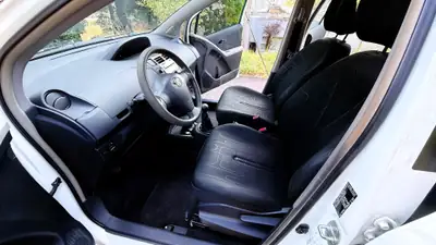 Toyota Yaris 1.0 Linea Terra 2011 — Citadine fiable, sans accident, entretien réduit — Miniatur 7