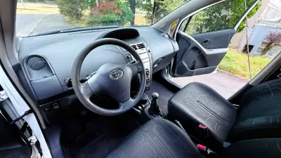 Toyota Yaris 1.0 Linea Terra 2011 — Citadine fiable, sans accident, entretien réduit — Miniatur 8