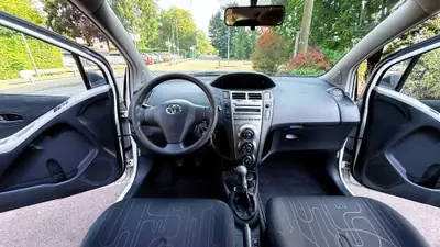 Toyota Yaris 1.0 Linea Terra 2011 — Citadine fiable, sans accident, entretien réduit — Miniatur 9
