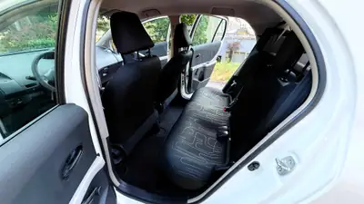 Toyota Yaris 1.0 Linea Terra 2011 — Citadine fiable, sans accident, entretien réduit — Miniatur 10