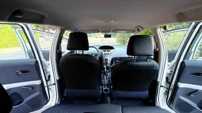 Toyota Yaris 1.0 Linea Terra 2011 — Citadine fiable, sans accident, entretien réduit — Miniatur 11