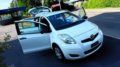 Toyota Yaris 1.0 Linea Terra 2011 — Citadine fiable, sans accident, entretien réduit — Miniatur 13