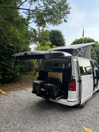 VW T6.1 Beach Liberty — Camping-car aménagé 4 places, motorisation robuste et équipements premium inclus — vista posteriore