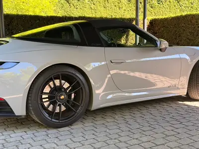Porsche 911 Carrera 4 GTS Targa — Cabriolet sportif PDK, 6000 km seulement — Außenansicht