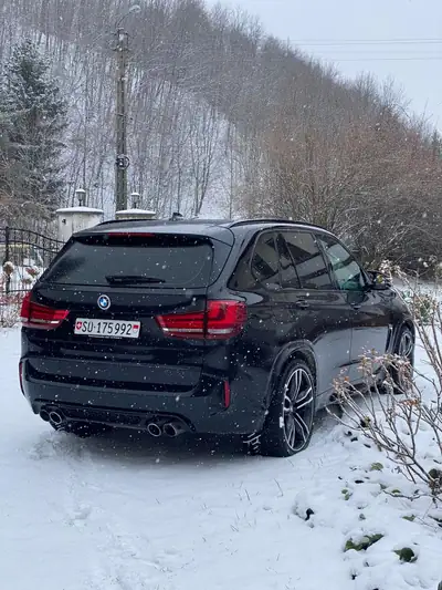 BMW X5M 2016 — SUV sportif 575 ch, sans accident, état impeccable — vista posteriore
