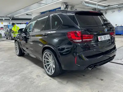 BMW X5M 2016 — SUV sportif 575 ch, sans accident, état impeccable — fianco