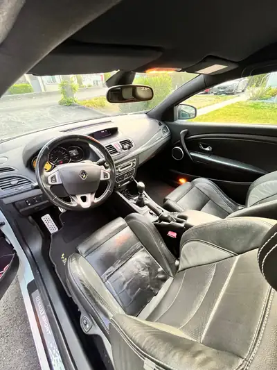 Renault Mégane 2.0 Turbo RS — Coupé sportif 250 ch, sans accident — interni
