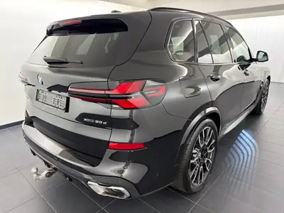 BMW X5 xDrive 48V 30d M Sport 2025 — SUV 7 places hybride diesel, quasi neuf — Heckansicht