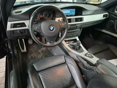BMW 335i M Paket — Coupé sportif 306 ch, boîte manuelle, révisions à jour — intérieur
