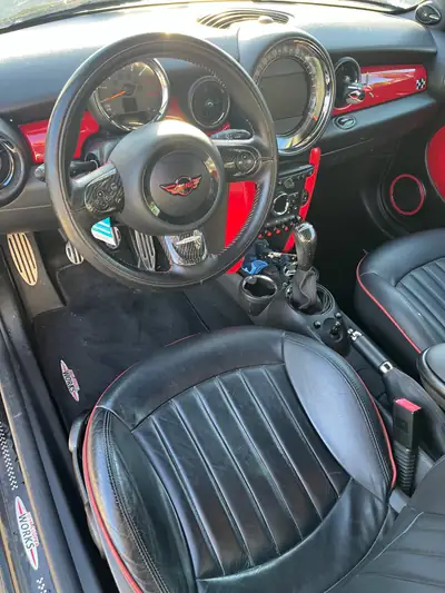 MINI Cooper John Cooper Works — Sportive 211 ch, design emblématique 3 portes — vista posteriore