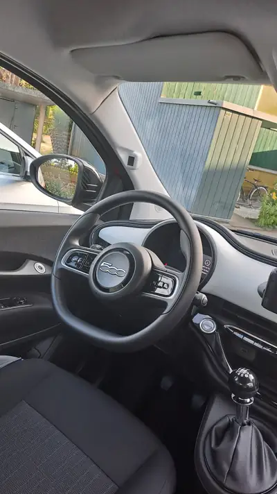 Fiat 500 1.0 Hybrid Pop 2026 — Citadine écologique avec moteur hybride, kilométrage quasi neuf — interni